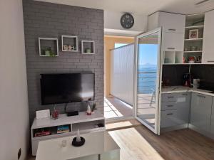Μια τηλεόραση ή/και κέντρο ψυχαγωγίας στο Studio Apartment SILA Rabac