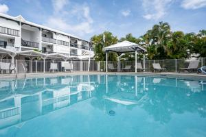 a large swimming pool in front of a hotel at Mango Chik Meublé Classé 2 étoiles ! in Saint-François