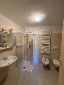 Koupelna v ubytování Villetta Ulivi CA7 sun terrace by Gardadomusmea + 31 fotografií
