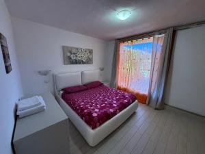 Postel nebo postele na pokoji v ubytování Villetta Ulivi CA7 sun terrace by Gardadomusmea