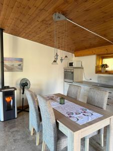 Kuchyňa alebo kuchynka v ubytovaní Villetta Ulivi CA7 sun terrace by Gardadomusmea