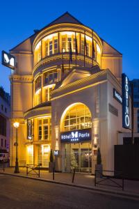 un magasin devant un bâtiment la nuit dans l'établissement Hôtel Le M, à Paris