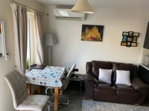 una sala de estar con un sofá y una mesa en Kirkwall Studios - Studio 29A, en Kirkwall