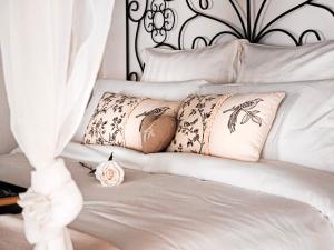 - un lit blanc avec des oreillers au-dessus dans l'établissement Rustic Charm&Dreamhome 40m2 in the heart of Paris, near Pompidou and Notre-Dame, Subway 4,8,9 Honeymoon favourite, à Paris