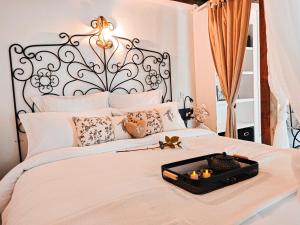- un lit avec un plateau dans l'établissement Rustic Charm&Dreamhome 40m2 in the heart of Paris, near Pompidou and Notre-Dame, Subway 4,8,9 Honeymoon favourite, à Paris