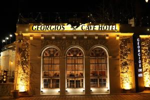 Un frente de tienda de un edificio con luces en Georgios Cave Cappadocia, en Ürgüp