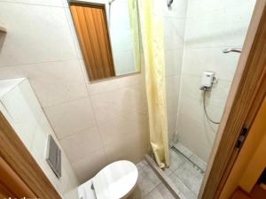 um pequeno banheiro com vaso sanitário e chuveiro em Night Host Krakowska 3 przy Rynku free parking em Bytom mais 5 fotografias