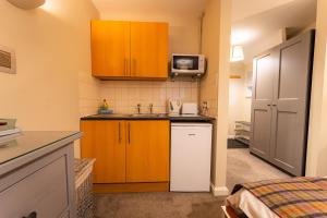 a small kitchen with a sink and a microwave at Luxury En-Suite Room 1 in Blewbury Oxfordshire in Blewbury +1 photo