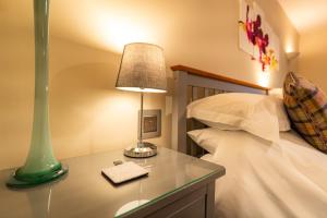 a bedroom with a table with a lamp and a bed at Luxury En-Suite Room 1 in Blewbury Oxfordshire in Blewbury