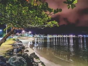 サン・フランシスコ・ド・スルにあるCASA de FÉRIAS SÃO CHICO 3の夜のビーチビュー