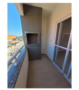 un balcone vuoto di un edificio con finestra di Apartamento grande a Navegantes