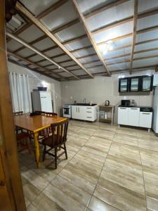 サン・フランシスコ・ド・スルにあるCASA de FÉRIAS SÃO CHICO 3のテーブルとキッチン付きの広い客室です。 +32枚の写真