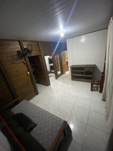 サン・フランシスコ・ド・スルにあるCASA de FÉRIAS SÃO CHICO 3の天井照明付きのリビングルーム