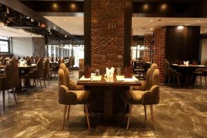 阿加尔塔拉Hotel NOAH SPIRE的一间有桌椅的餐厅