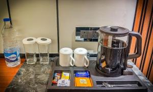 Hotel NOAH SPIRE的咖啡和沏茶工具