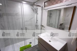 un baño con lavabo y ducha en Pueblo Del Parque 2 - Soleada terraza con jardín - Piscina y Playa, en Benalmádena