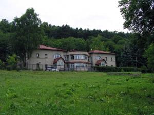 una casa grande en un campo de césped verde en Pansionat Mechta, en Kislovodsk