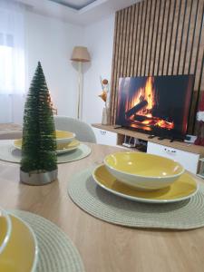 Televízia a/alebo spoločenská miestnosť v ubytovaní Apartman Emilija