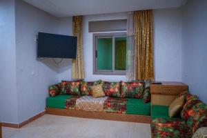 TV a/nebo společenská místnost v ubytování hotel el amri akchour