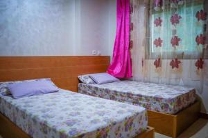 Postel nebo postele na pokoji v ubytování hotel el amri akchour