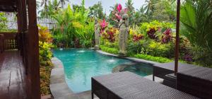 สระว่ายน้ำที่อยู่ใกล้ ๆ หรือใน Nandimas Ubud Villa #2