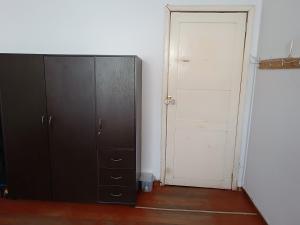 a room with a door and a cabinet and a closet at Habitacion amplia SOLO PARA MUJERES en lindo apto in Pasto