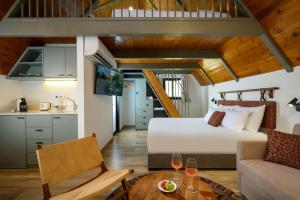 a room with a bed and a table and a kitchen at כפר נופש דוגה - ריזורט קסום על שפת הכנרת in Moshav Ramot