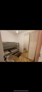 Habitación con puerta abierta y habitación con armario en Columbus6, en Viena