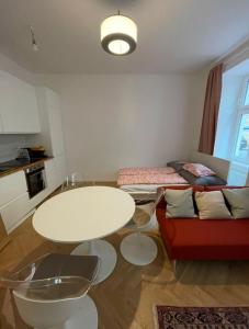 una sala de estar con una mesa y un sofá en Columbus6, en Viena