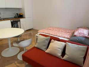 Una sala de estar con un sofá rojo y una mesa. en Columbus6, en Viena 3 fotos más