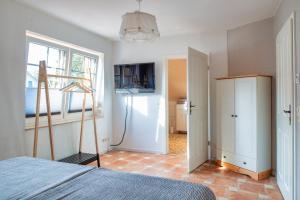 un dormitorio con una cama y una ventana en Ferienhaus Großer Vilm, en Putbus