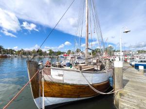 un barco de madera atracado en un muelle en el agua en Ferienhaus Großer Vilm, en Putbus 43 fotos más