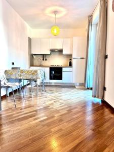 a kitchen and dining room with a table and chairs at La casa di Yasmin_Pescara centro in Pescara