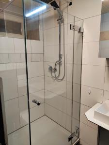Koupelna v ubytování Gemütliches 2 Bettzimmer mit Gemeinschaftsbad und kleiner Küche + 7 fotografií