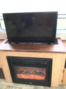 TV a/nebo společenská místnost v ubytování Glamping im Wald