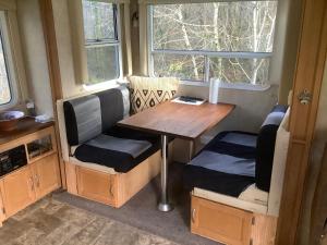 Posezení v ubytování Glamping im Wald