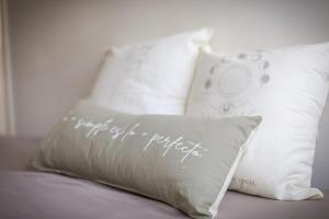 Una almohada con las palabras oraciones de un profeta escritas en ella en Carlos Calvo 633 Alojamiento, en Buenos Aires 10 fotos más