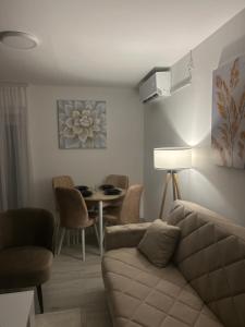 una sala de estar con un sofá y una mesa en Vila Trajković, en Velika Plana
