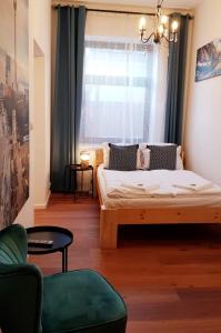 ein Schlafzimmer mit einem Bett und einem großen Fenster in der Unterkunft Green Apartment Studio L29 Neukölln in Berlin
