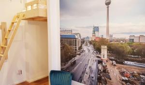 Zimmer mit Blick auf die Skyline der Stadt. in der Unterkunft Green Apartment Studio L29 Neukölln in Berlin