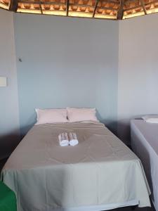 阿尔坎塔拉Cabanas del Mar pousada的床上有两张拖鞋