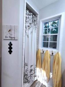 baño con cortina de ducha y ventana en The Honeycomb Haven l 1 Mile to Downtown Thomasville, en Thomasville 24 fotos más