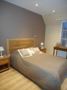 een slaapkamer met een bed met 2 witte kussens bij Aux Cottages du port Honfleur in Honfleur