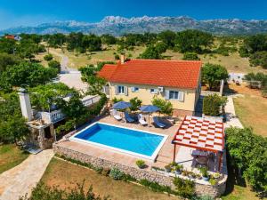 Bazén v ubytovaní MY DALMATIA - Villa Sucic with private pool and mountain view alebo v jeho blízkosti