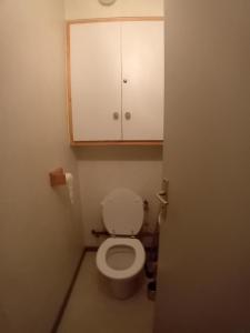 Baño con aseo y armario encima en Sur le GR10 et autres sentiers à Aulus-les-Bains, en Aulus-les-Bains 19 fotos más