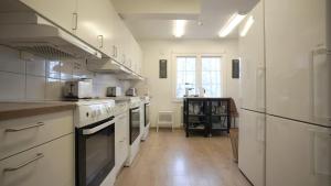 Kuchyň nebo kuchyňský kout v ubytování Forenom Hostel Gothenburg Säve
