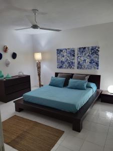 1 dormitorio con cama con sábanas azules y techo en Isola del sole, Appartamenti con piscina, en Balestrate 87 fotos más