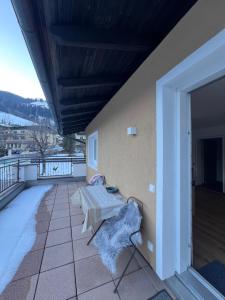 Vista generica sulle montagne o vista sulle montagne dall'interno dell'appartamento
