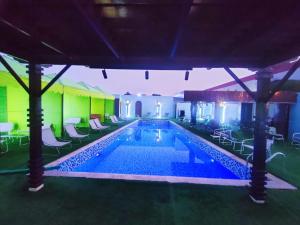 Bazén v ubytování sun rise hotel راس الخيمة nebo v jeho okolí