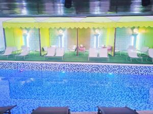 Bazén v ubytování sun rise hotel راس الخيمة nebo v jeho okolí